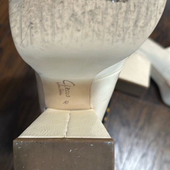 Mary Jane Khiara Shiny Textured Cream Platform Patent Leather Block Heels - Picture 14 of 16